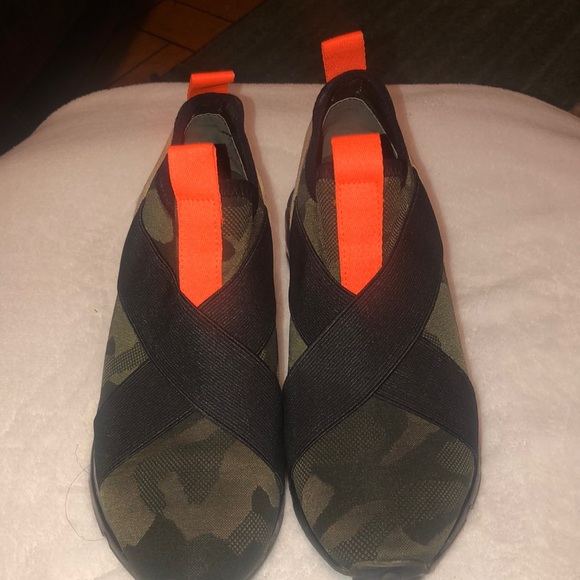 Steve Madden Shoes - Steve Madden size 7 wedged tennis shoes.